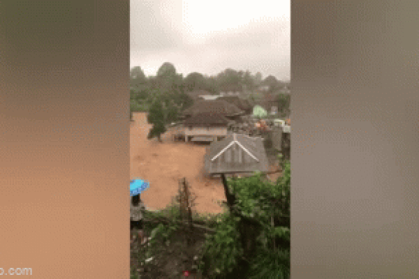 Clip: Kinh hoàng lũ cuốn trôi ngôi nhà khiến một người thiệt mạng