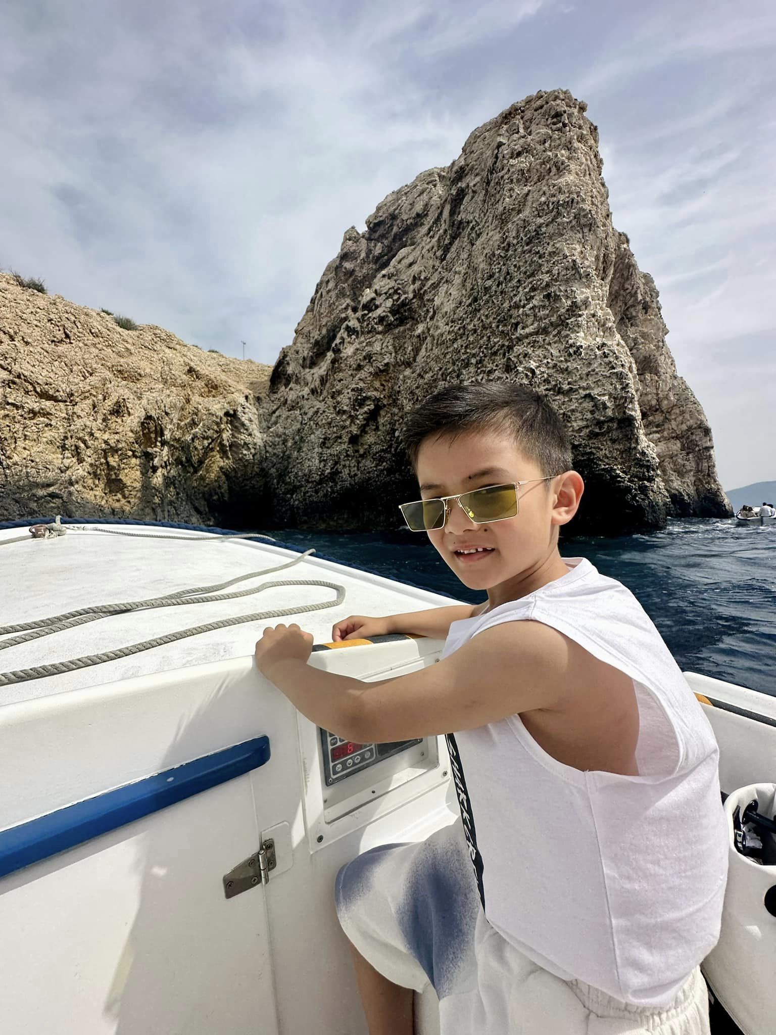 Con trai Đan Trường được mẹ tặng chuyến du lịch châu Âu trong kỳ nghỉ hè, nhìn cậu bé ai cũng khẳng định điều này-15