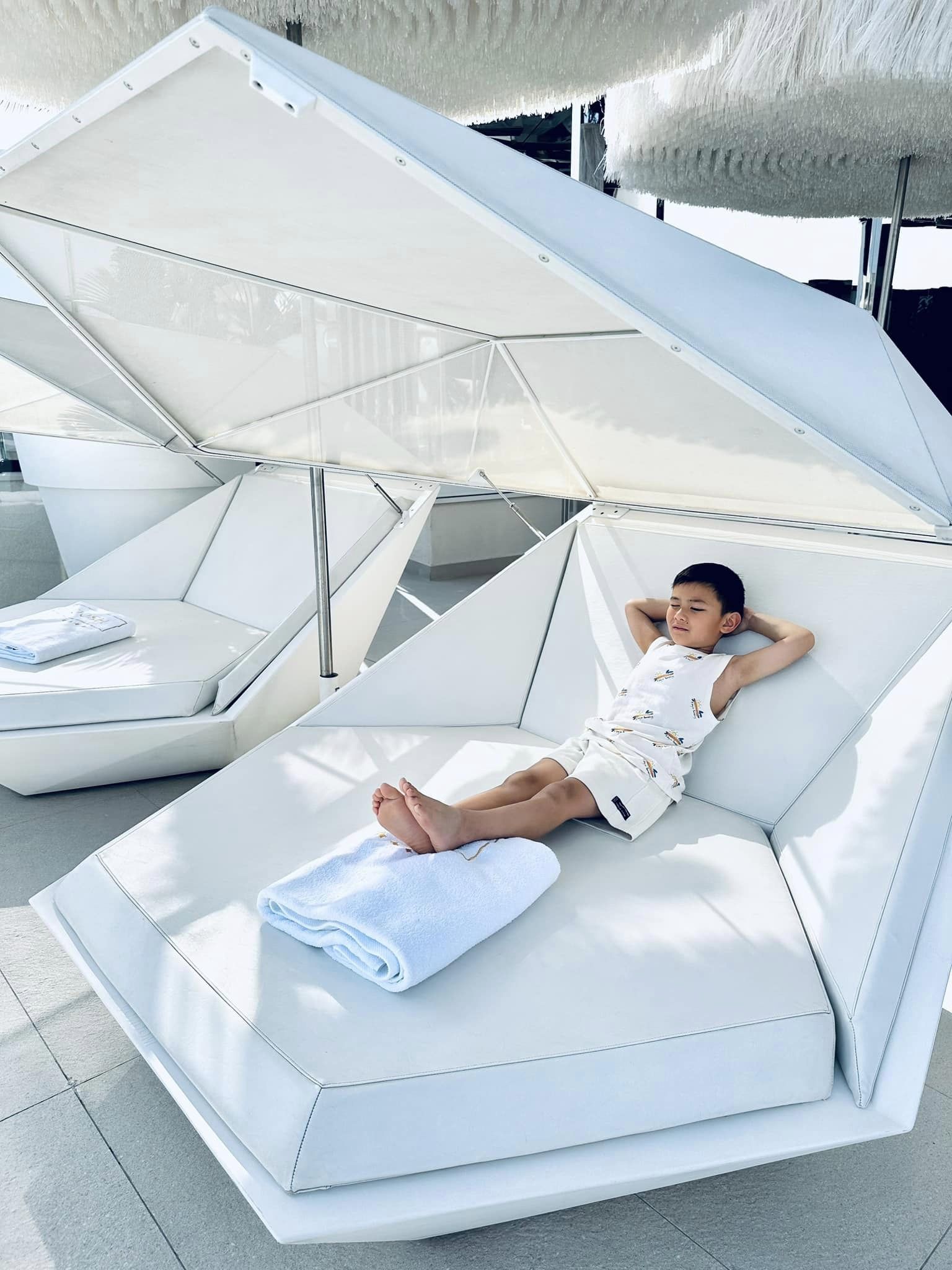 Con trai Đan Trường được mẹ tặng chuyến du lịch châu Âu trong kỳ nghỉ hè, nhìn cậu bé ai cũng khẳng định điều này-8