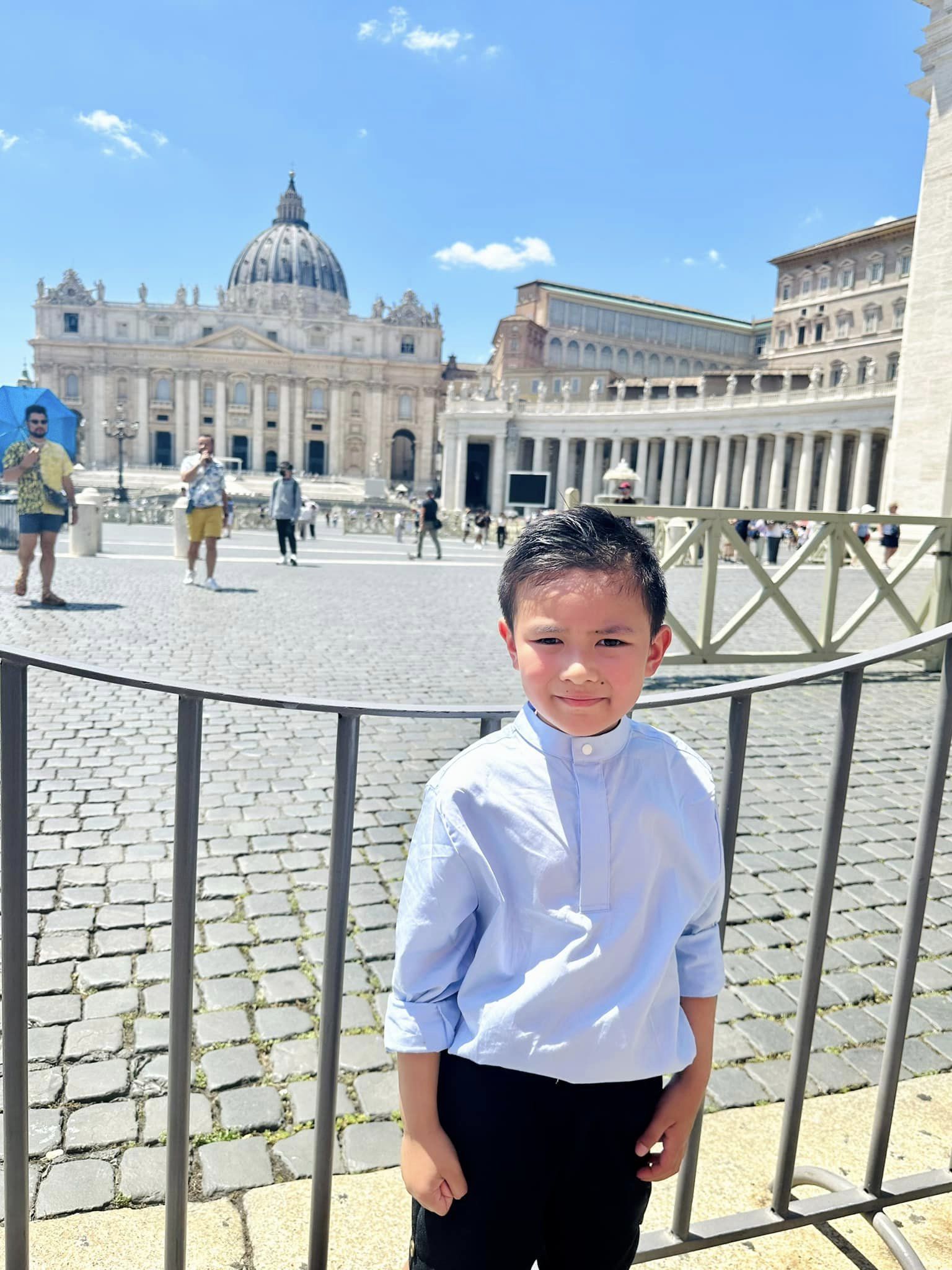 Con trai Đan Trường được mẹ tặng chuyến du lịch châu Âu trong kỳ nghỉ hè, nhìn cậu bé ai cũng khẳng định điều này-18