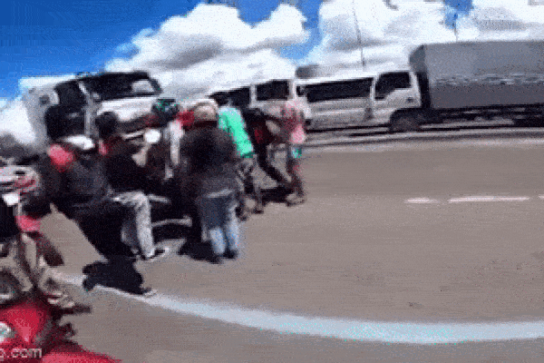 Balo bị bục khóa, người đàn ông đánh rơi 1,2 tỷ đồng khiến cao tốc hỗn loạn-2