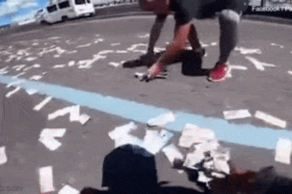 Balo bị bục khóa, người đàn ông đánh rơi 1,2 tỷ đồng khiến cao tốc hỗn loạn-1