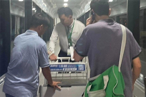 Bị hoãn gần nửa tiếng, 159 khách vẫn vui vẻ khi biết máy bay chờ chở trái tim-1