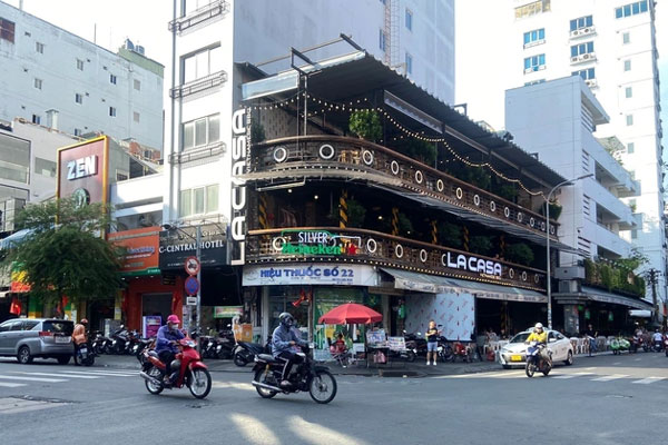 Hơn chục nam nữ giật tóc, xô xát tại phố đi bộ Bùi Viện-1