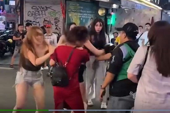 Hơn chục nam nữ giật tóc, xô xát tại phố đi bộ Bùi Viện