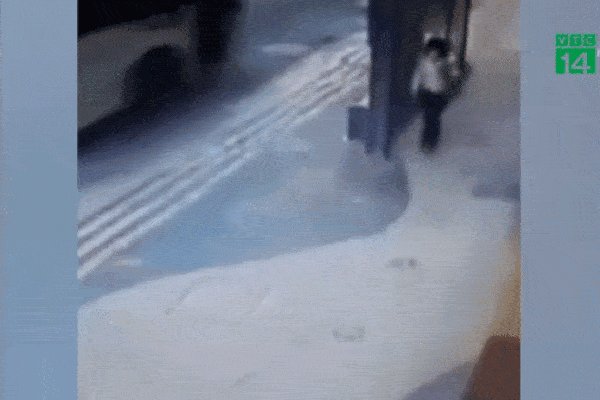 Người phụ nữ bị lốp ô tô văng trúng, ngã đập đầu xuống đường