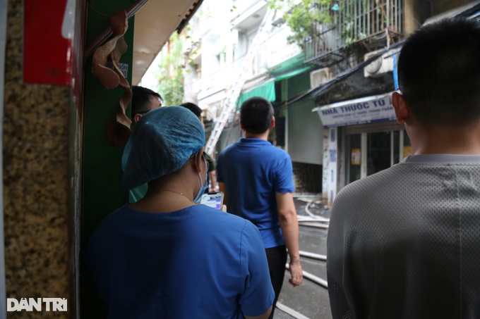 Hà Nội: Cháy nhà 6 tầng trong ngõ, 3 trẻ em mắc kẹt-6