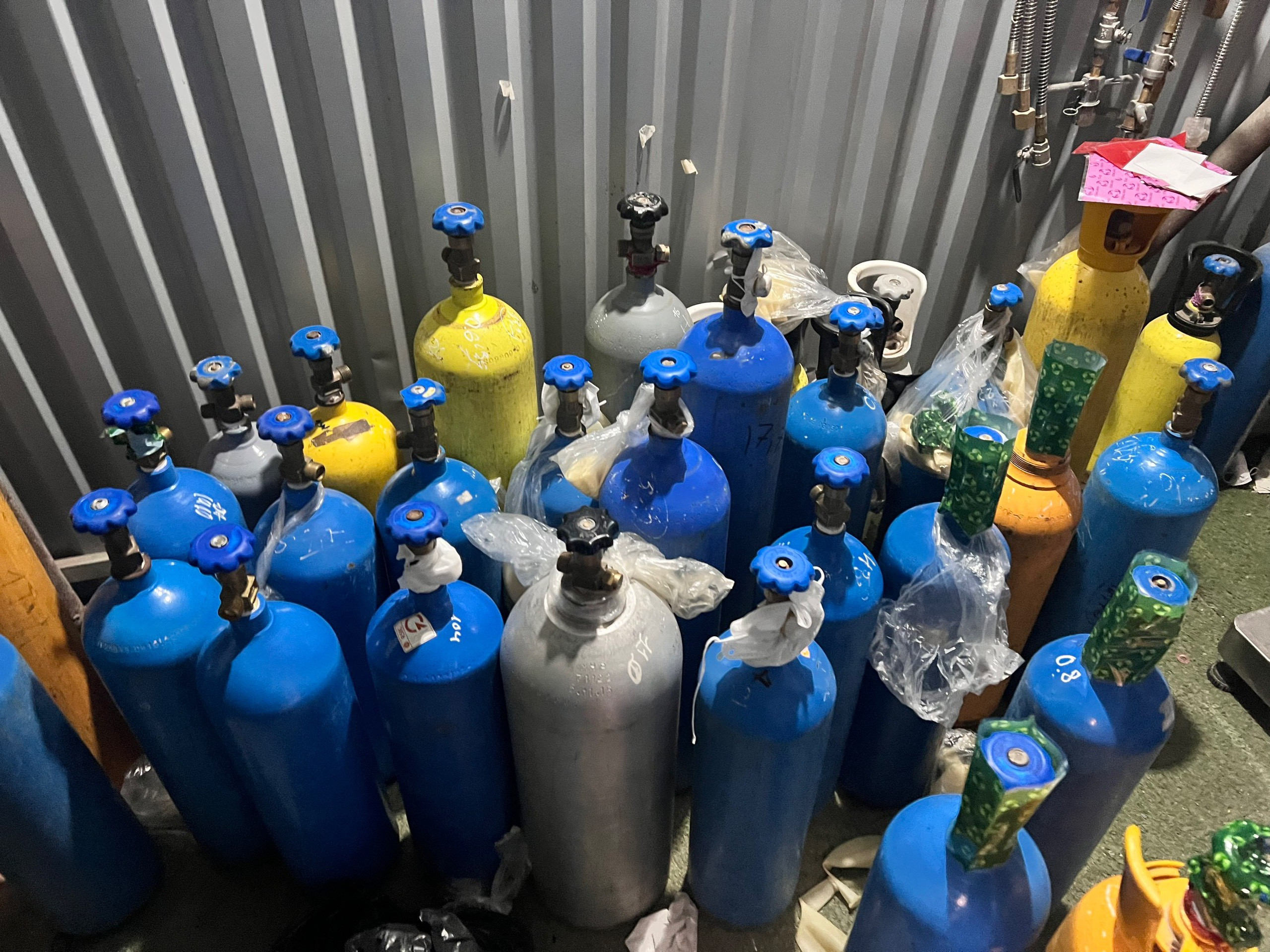 Phát hiện kho sang chiết, thu giữ hơn 100 bình ‘khí cười’ ở Hà Nội-2