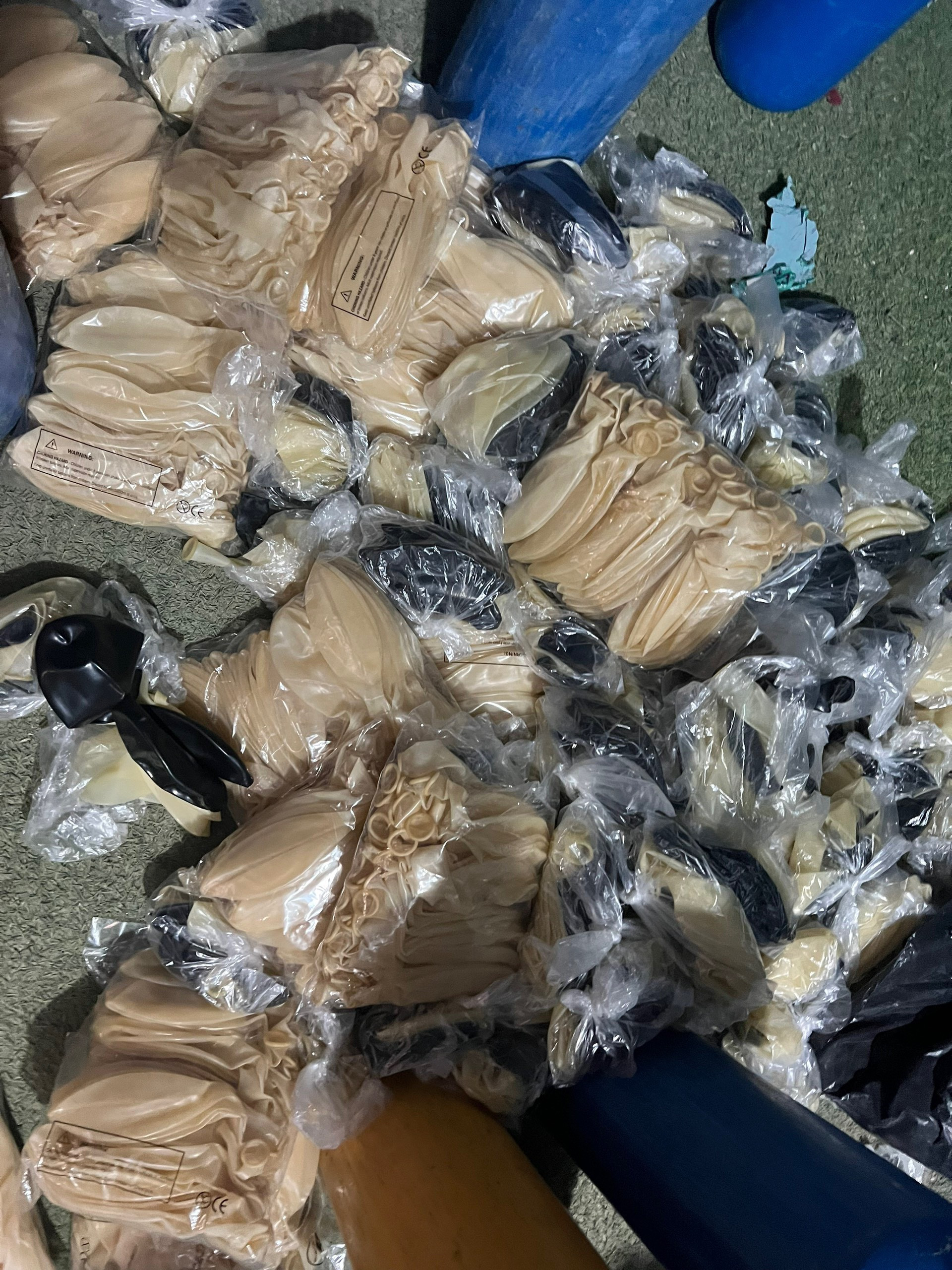 Phát hiện kho sang chiết, thu giữ hơn 100 bình ‘khí cười’ ở Hà Nội-3