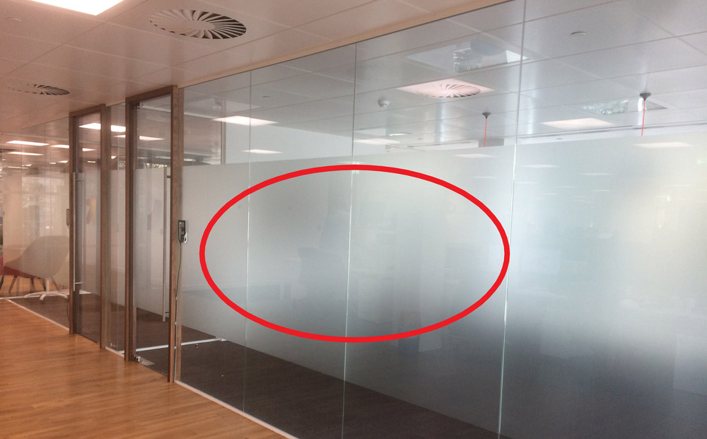 Anh: Hiệu trưởng vui vẻ với giáo viên trong văn phòng, bên ngoài học sinh ẩu đả-1