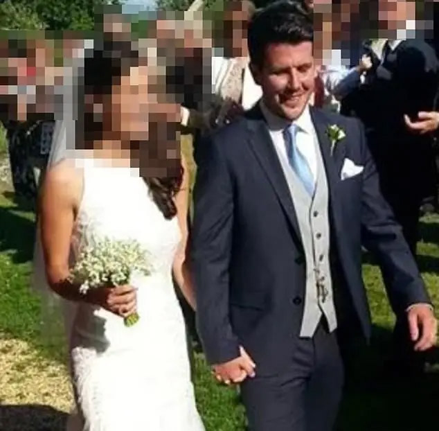 Anh: Hiệu trưởng vui vẻ với giáo viên trong văn phòng, bên ngoài học sinh ẩu đả-2