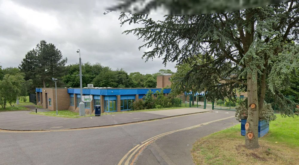 Anh: Hiệu trưởng vui vẻ với giáo viên trong văn phòng, bên ngoài học sinh ẩu đả-3