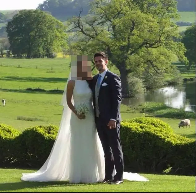 Anh: Hiệu trưởng vui vẻ với giáo viên trong văn phòng, bên ngoài học sinh ẩu đả-4