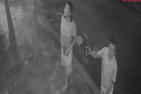 Thiếu quan sát khi sang đường, người đàn ông bị xe buýt tông-1