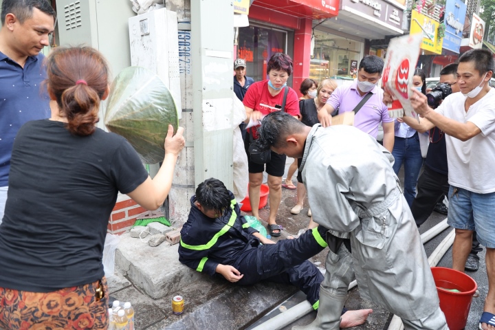 Cháy nhà, 3 người chết ở Hà Nội: Hàng xóm đập cửa tri hô nhưng không thấy ai lên tiếng-2