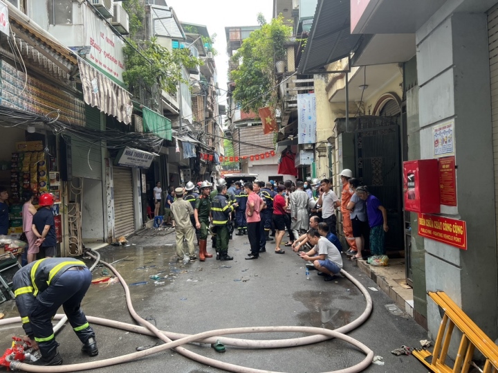 Cháy nhà, 3 người chết ở Hà Nội: Hàng xóm đập cửa tri hô nhưng không thấy ai lên tiếng-3