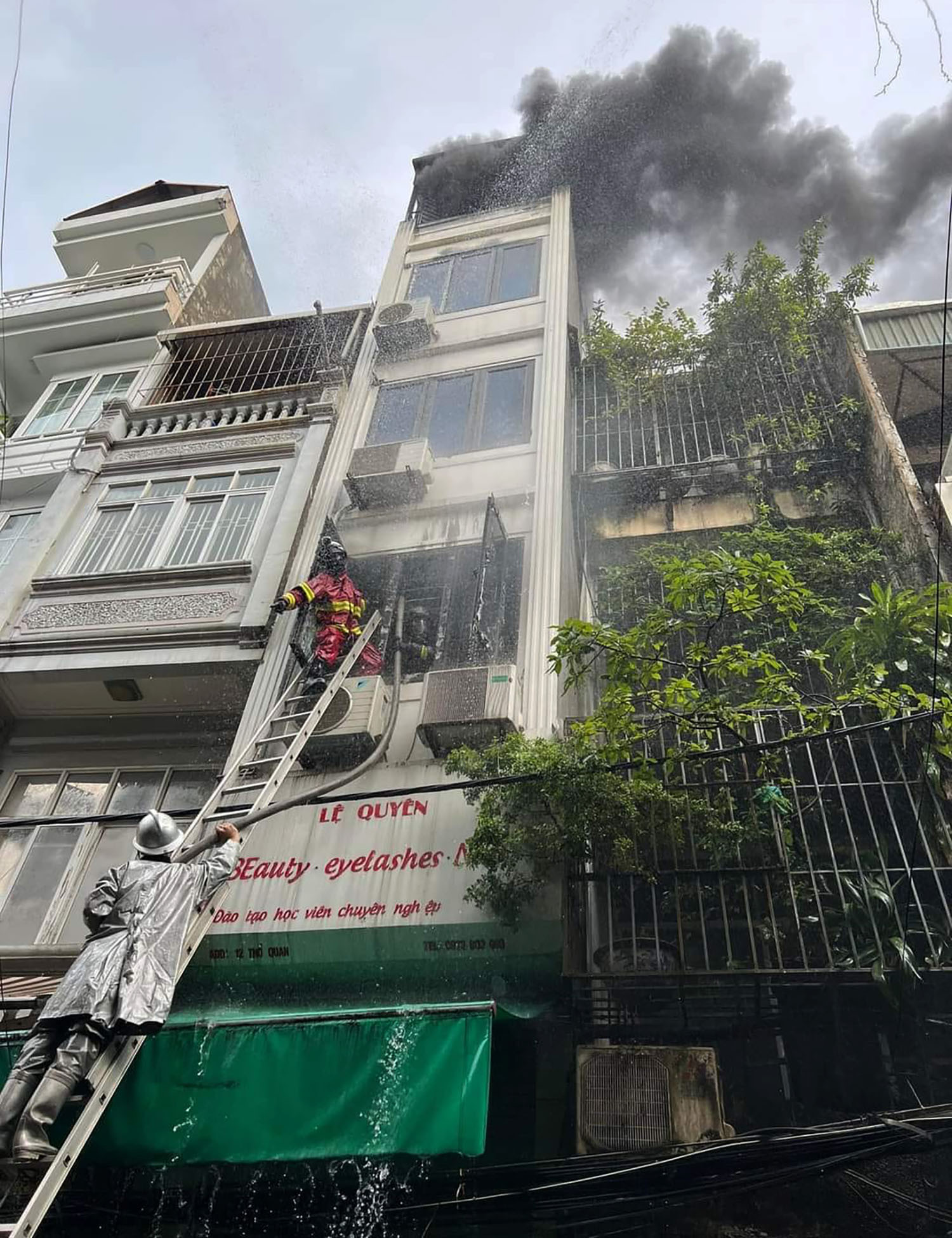 Cháy nhà 6 tầng ở Hà Nội: Cảnh sát PCCC kiệt sức sau 5 giờ lăn xả dập lửa-1