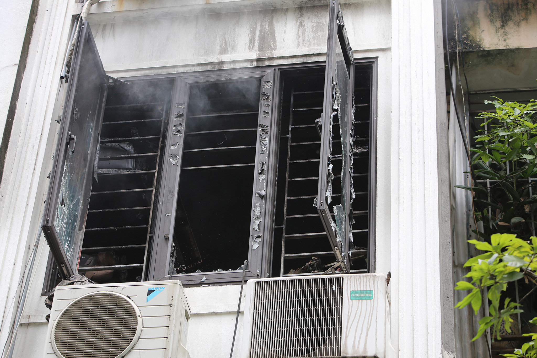 Cháy nhà 6 tầng ở Hà Nội: Cảnh sát PCCC kiệt sức sau 5 giờ lăn xả dập lửa-3