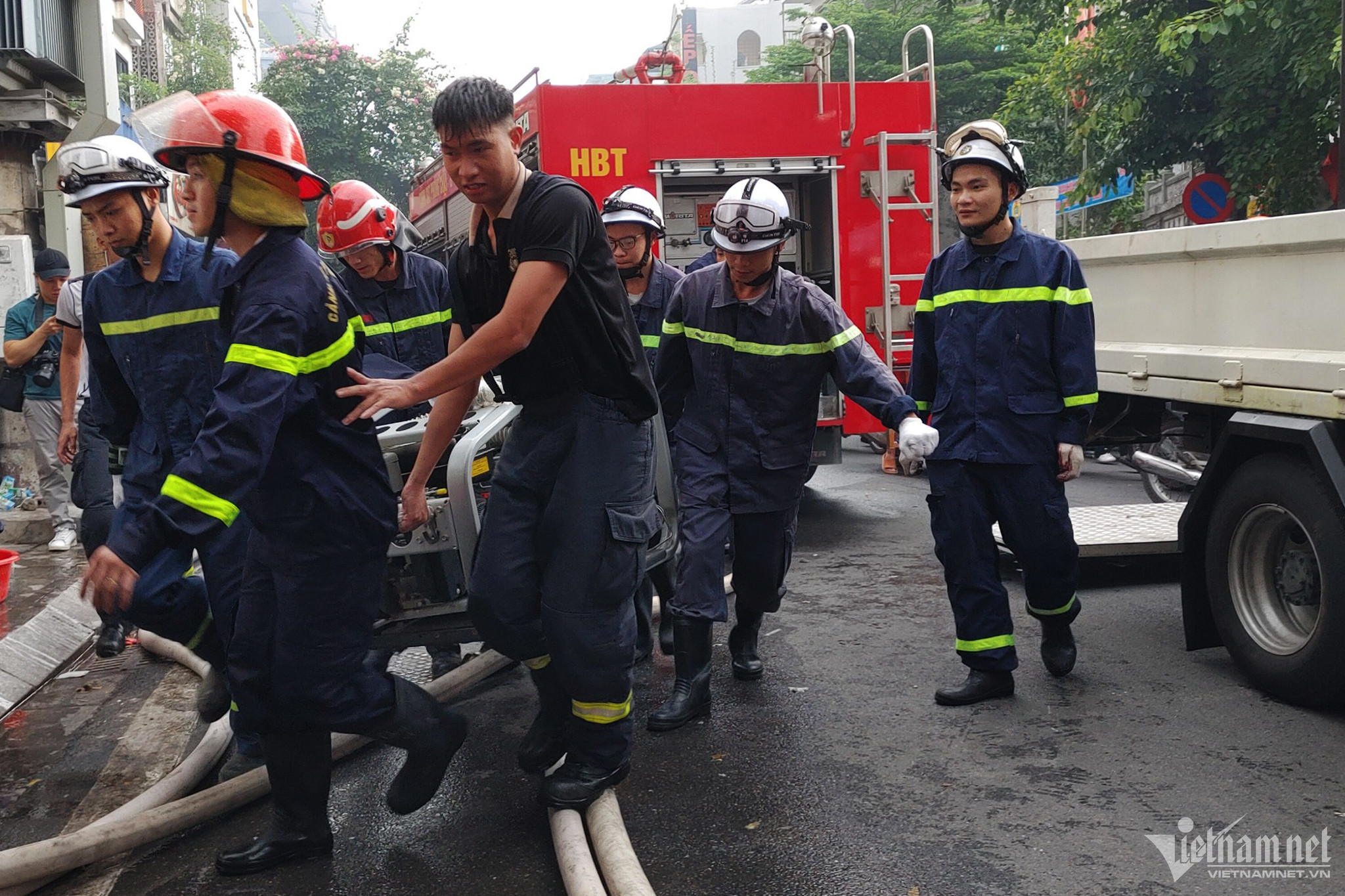 Cháy nhà 6 tầng ở Hà Nội: Cảnh sát PCCC kiệt sức sau 5 giờ lăn xả dập lửa-4