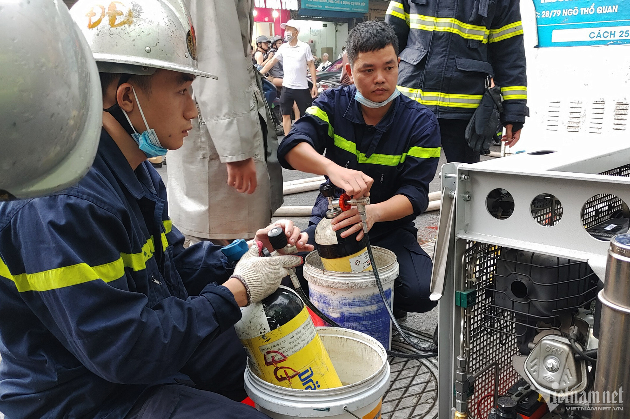 Cháy nhà 6 tầng ở Hà Nội: Cảnh sát PCCC kiệt sức sau 5 giờ lăn xả dập lửa-5
