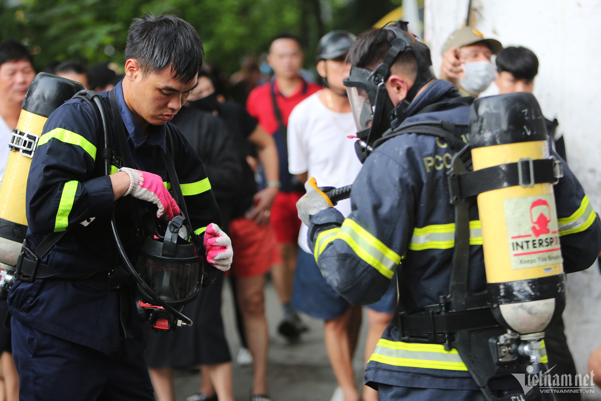Cháy nhà 6 tầng ở Hà Nội: Cảnh sát PCCC kiệt sức sau 5 giờ lăn xả dập lửa-6