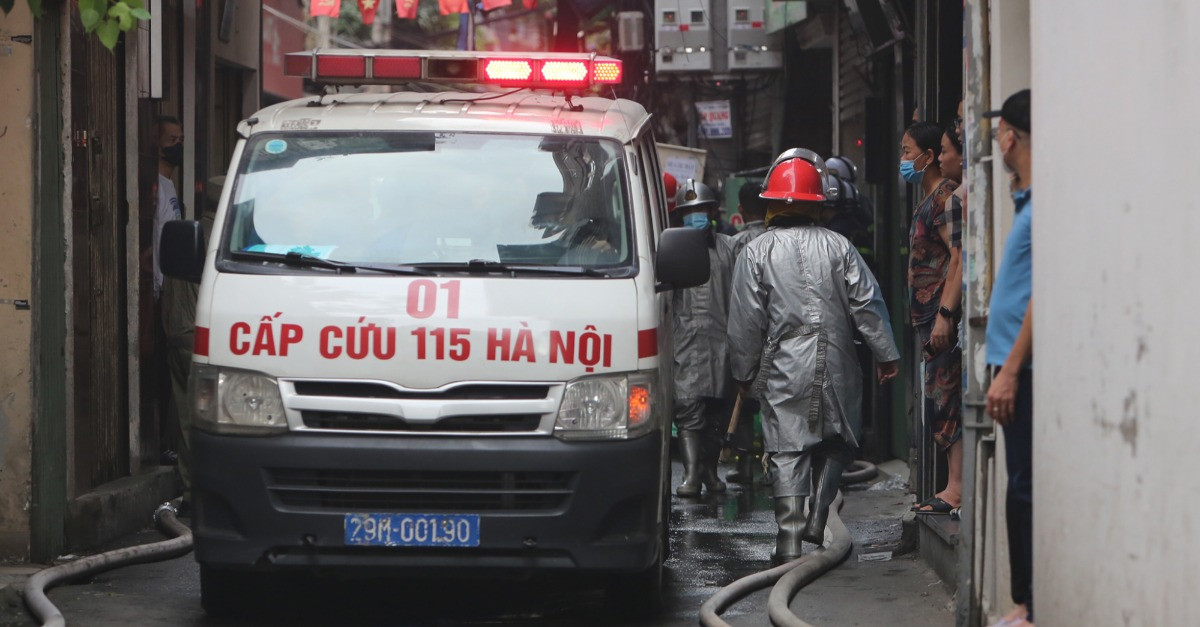 Cháy nhà 6 tầng ở Hà Nội: Cảnh sát PCCC kiệt sức sau 5 giờ lăn xả dập lửa-7