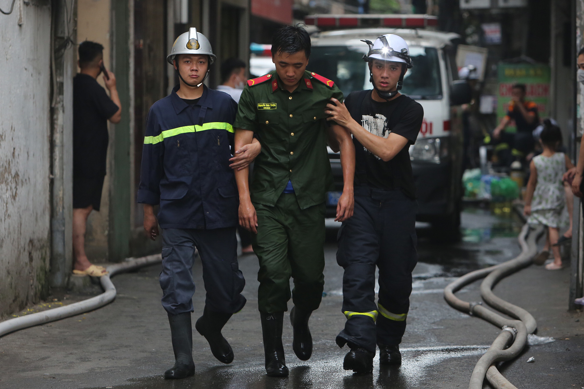 Cháy nhà 6 tầng ở Hà Nội: Cảnh sát PCCC kiệt sức sau 5 giờ lăn xả dập lửa-8