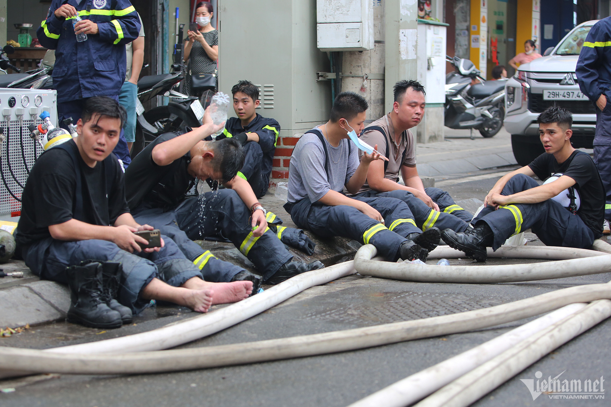 Cháy nhà 6 tầng ở Hà Nội: Cảnh sát PCCC kiệt sức sau 5 giờ lăn xả dập lửa-10