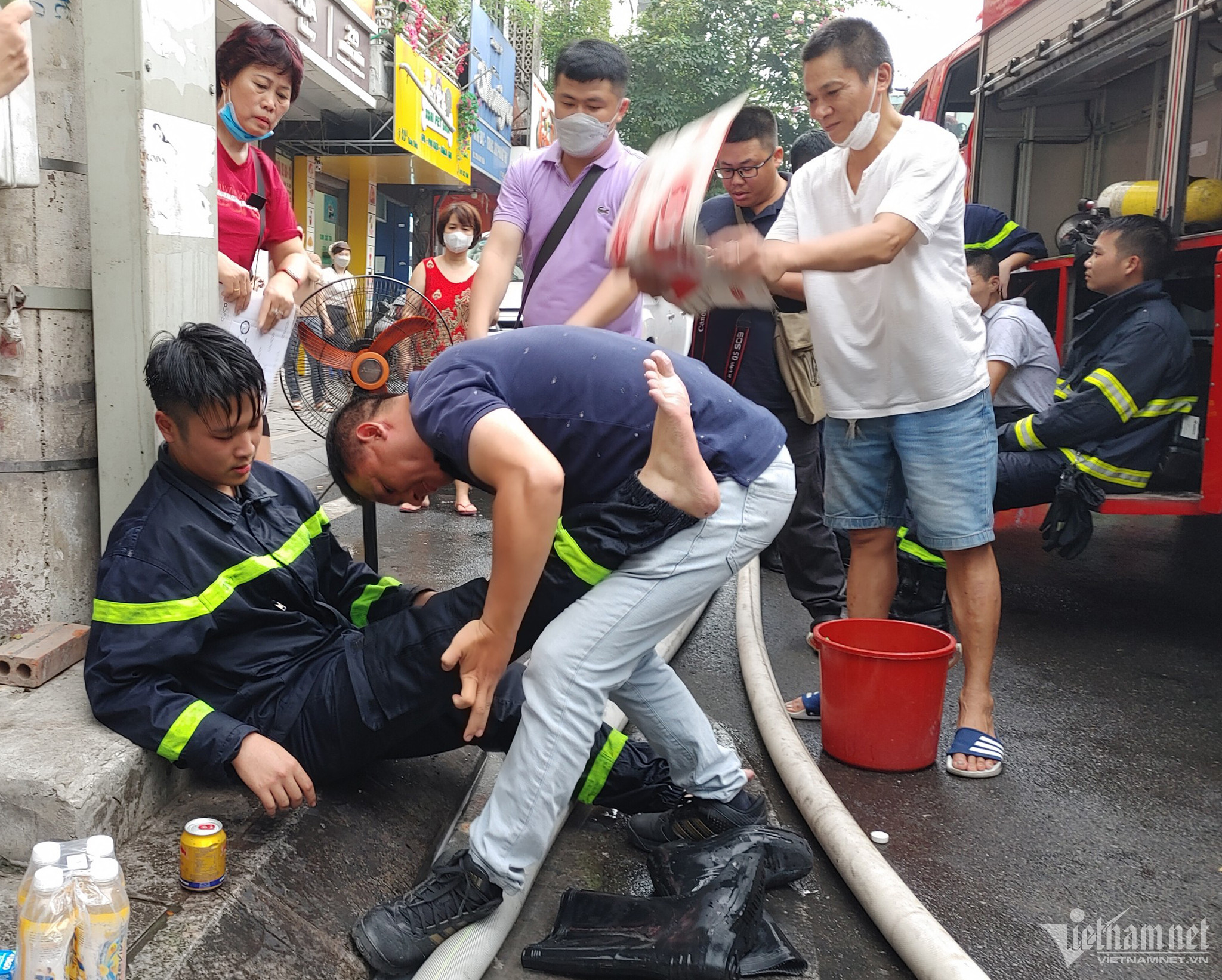 Cháy nhà 6 tầng ở Hà Nội: Cảnh sát PCCC kiệt sức sau 5 giờ lăn xả dập lửa-13