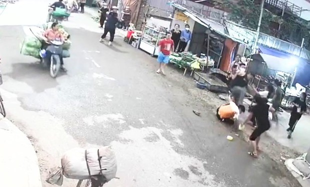 Đề nghị tránh đường, tài xế bị hàng xóm đánh chấn động não, dập bụng-2