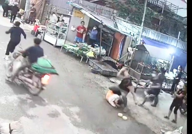 Đề nghị tránh đường, tài xế bị hàng xóm đánh chấn động não, dập bụng-1