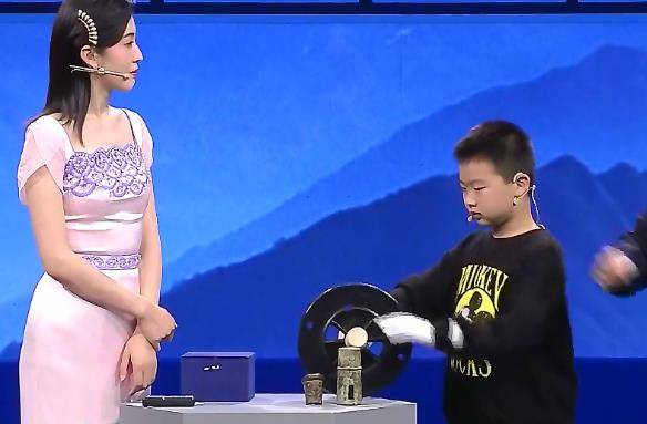 Mang chìa khóa xe gỉ sét đi thẩm định cổ vật, người đàn ông và khán giả đều sửng sốt khi nghe chuyên gia phán về lai lịch của món đồ-3