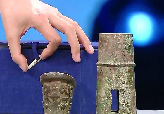 Mang chìa khóa xe gỉ sét đi thẩm định cổ vật, người đàn ông và khán giả đều sửng sốt khi nghe chuyên gia phán về lai lịch của món đồ-4