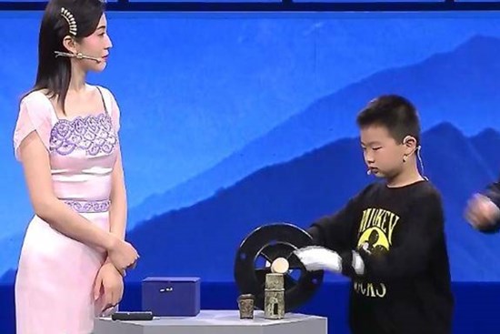 Mang chìa khóa xe gỉ sét đi thẩm định cổ vật, người đàn ông và khán giả đều sửng sốt khi nghe chuyên gia phán về lai lịch của món đồ