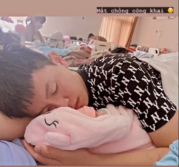 Vợ một cầu thủ tung camera ghi lại cảnh tượng khó đỡ trong gia đình-2