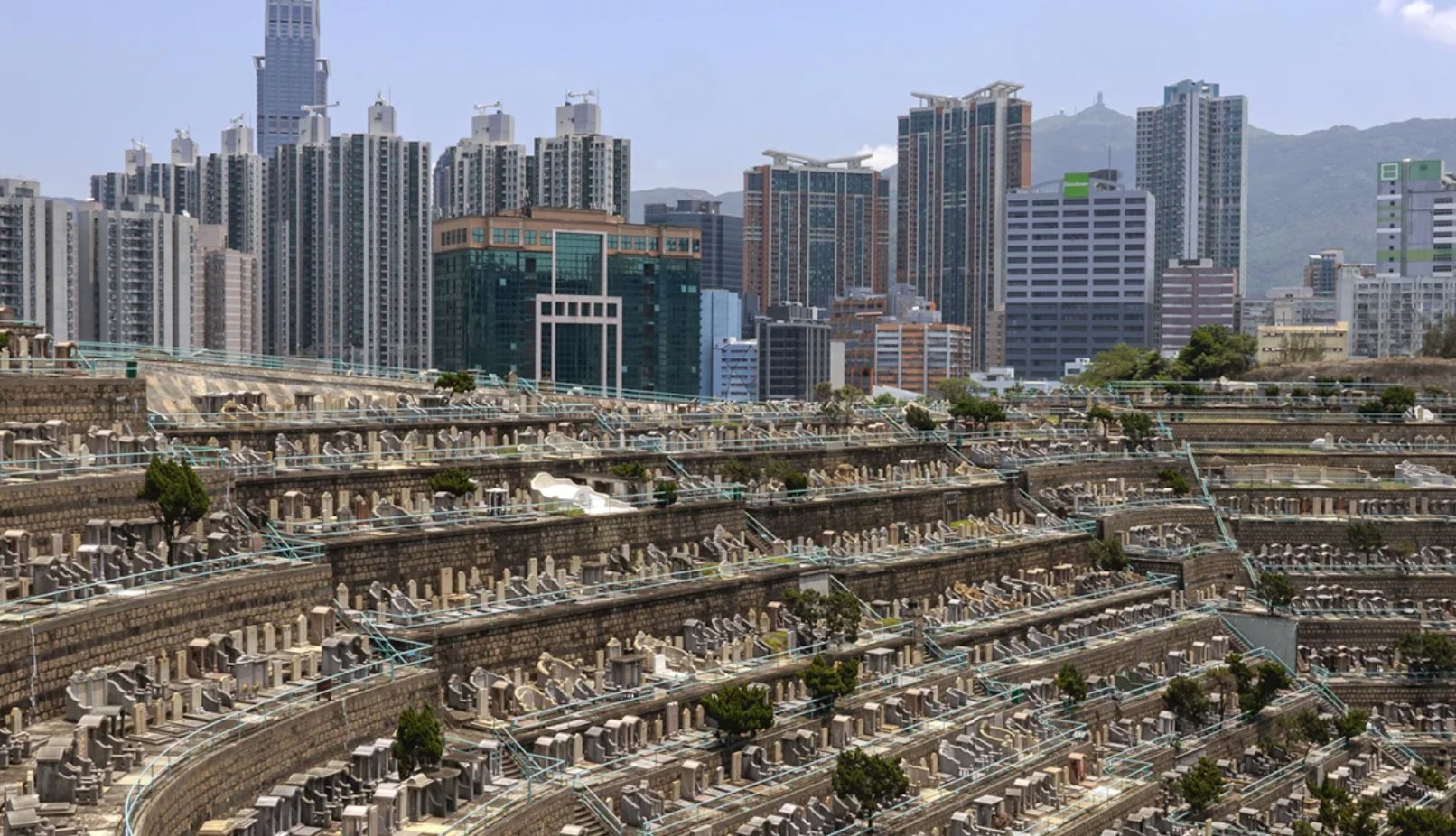 Ngỡ ngàng nơi ở cho người đã khuất có giá hơn 1,2 tỷ đồng: Không gian tương đương chiếc hộp đựng giày, đắt đỏ hơn cả nhà cho người sống-1