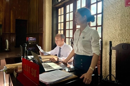 Xét xử người phụ nữ bị truy nã vẫn được cấp chứng minh nhân dân