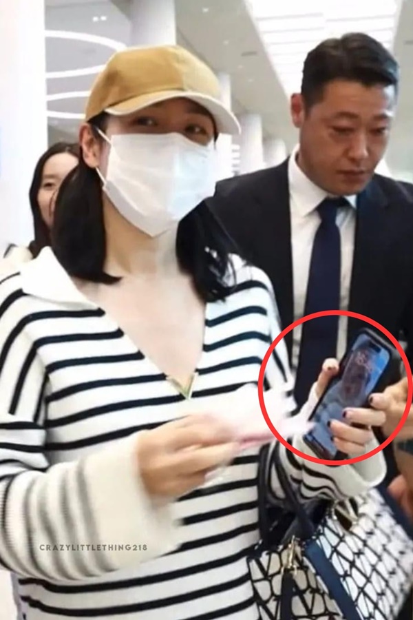 Son Ye Jin vô tình lần đầu hé lộ chân dung quý tử tại sân bay, diện mạo thế nào mà khiến netizen trầm trồ?-2