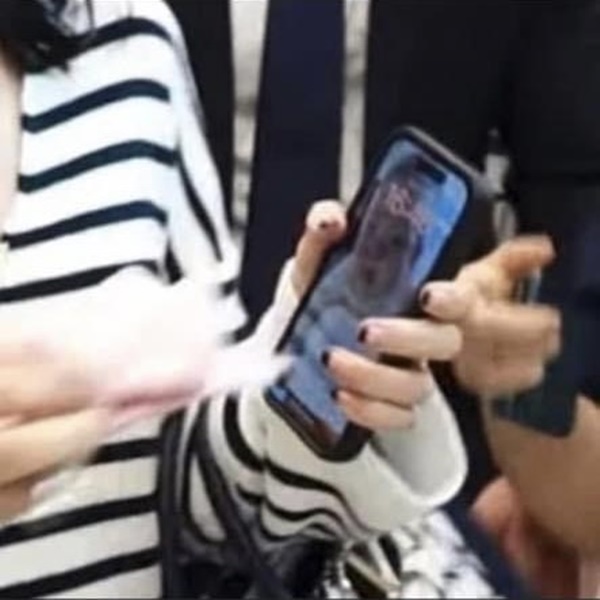 Son Ye Jin vô tình lần đầu hé lộ chân dung quý tử tại sân bay, diện mạo thế nào mà khiến netizen trầm trồ?-3