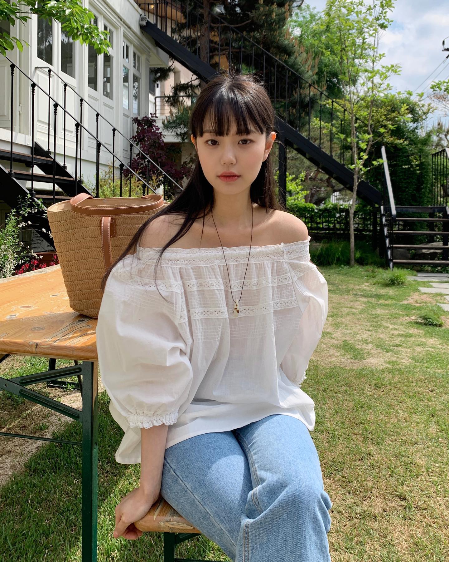 Áo blouse trắng - món thời trang nhất định nên sắm hè này-4