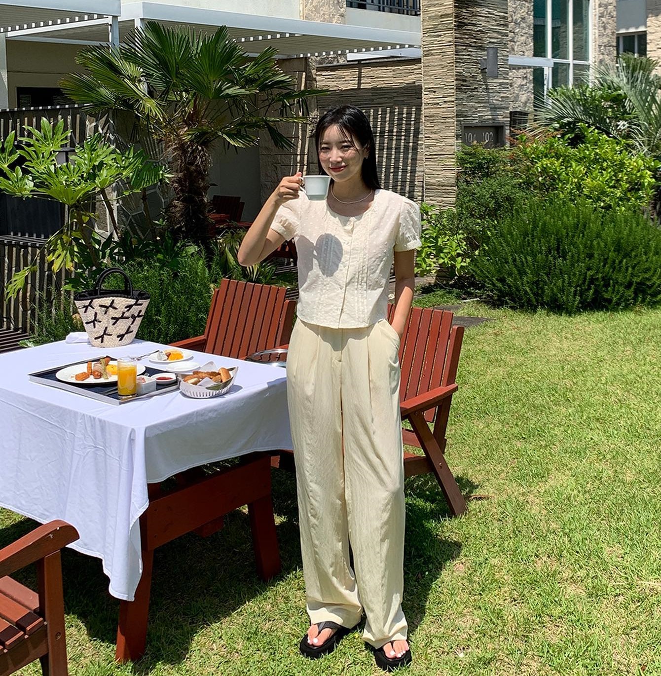 Áo blouse trắng - món thời trang nhất định nên sắm hè này-9