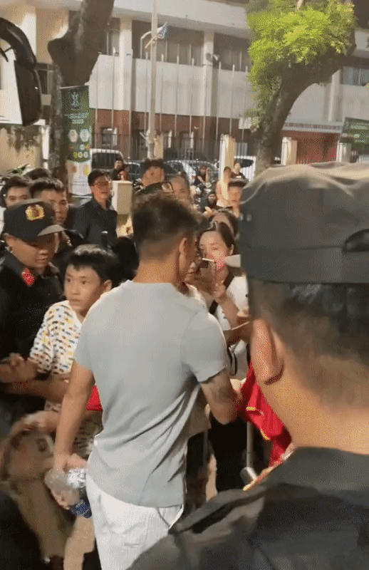 Giữa lúc bạn gái nhập viện, biểu cảm của Quang Hải gây chú ý-1