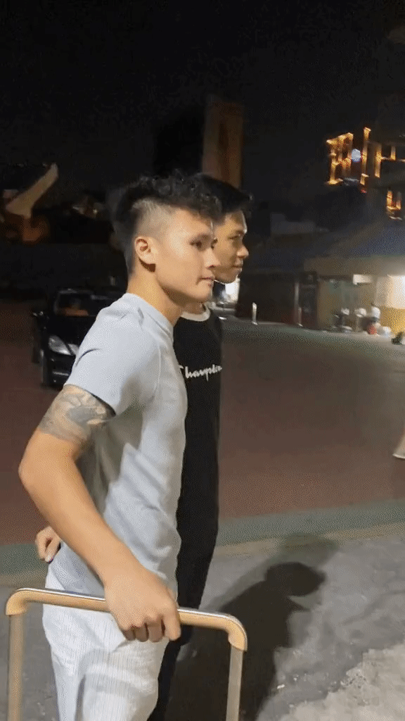 Giữa lúc bạn gái nhập viện, biểu cảm của Quang Hải gây chú ý-2