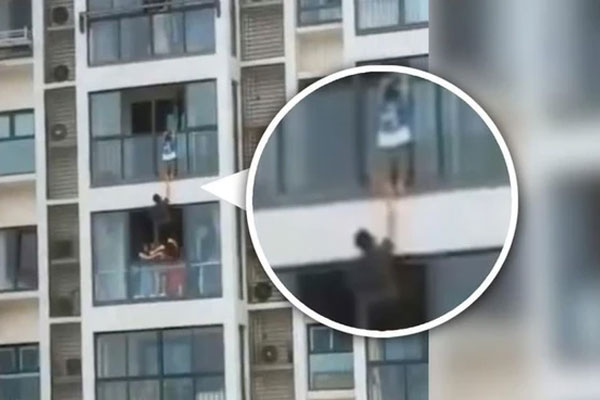 Người nhện Trung Quốc gây sốt vì cứu cháu bé treo lủng lẳng ở tầng 14-1