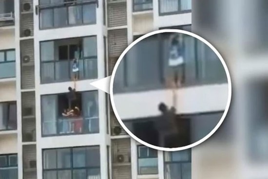 'Người nhện' Trung Quốc gây sốt vì cứu cháu bé treo lủng lẳng ở tầng 14