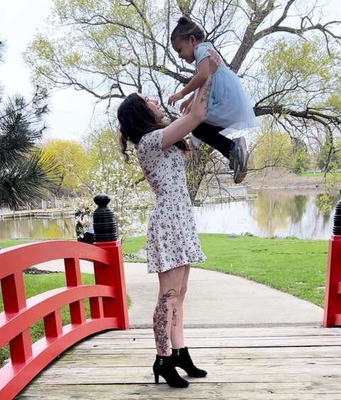 TikToker hứng chỉ trích vì giả vờ xăm cho con gái 3 tuổi-2