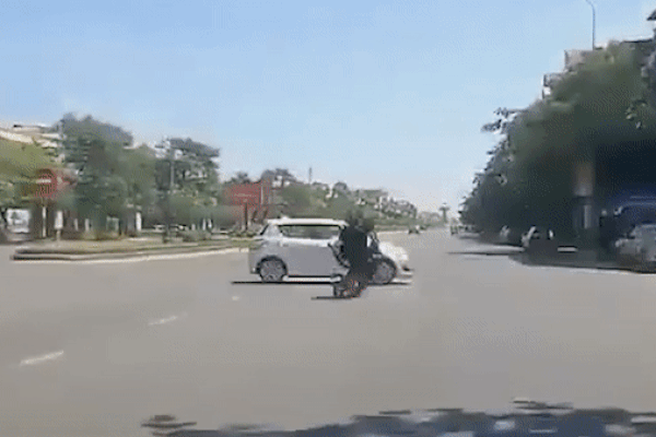 Xe máy tông thẳng vào ôtô ở ngã tư