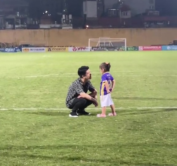 Cậu cả nhà bầu Hiển dành ánh mắt 3 phần bất lực, 7 phần cưng chiều” cho người đặc biệt-1