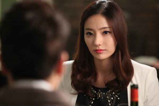 Gặp chồng và tình trẻ ở khách sạn, vợ chẳng dám ghen nửa lời vì tình cảnh 'dở khóc dở cười' của mình