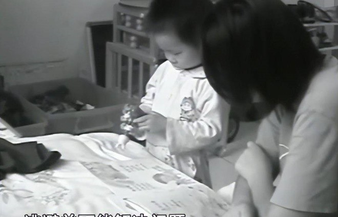 Bố mẹ tiến sĩ sinh con gái thần đồng, 2 tuổi đã thuộc mặt chữ, BS giỏi lại yêu cầu nhập viện tâm thần sớm-7